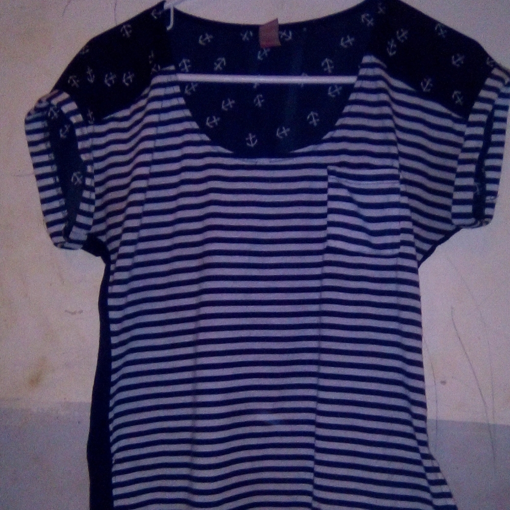 Women's small no boundaries top